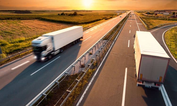 Camiones en una autopista a media tarde como símbolo de la alianza entre packlink y bigcommerce