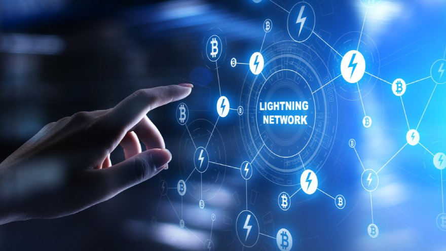 Bitcoin Lightning Network permite una mayor escalabilidad, con volúmenes de transacciones mucho más altos que Visa o Mastercard, al eliminar los sistemas centralizados