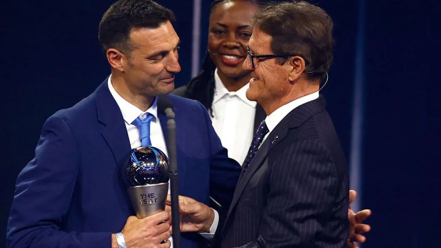 Lionel Scaloni recibiendo el premio FIFA The Best al mejor entrenador del mundo