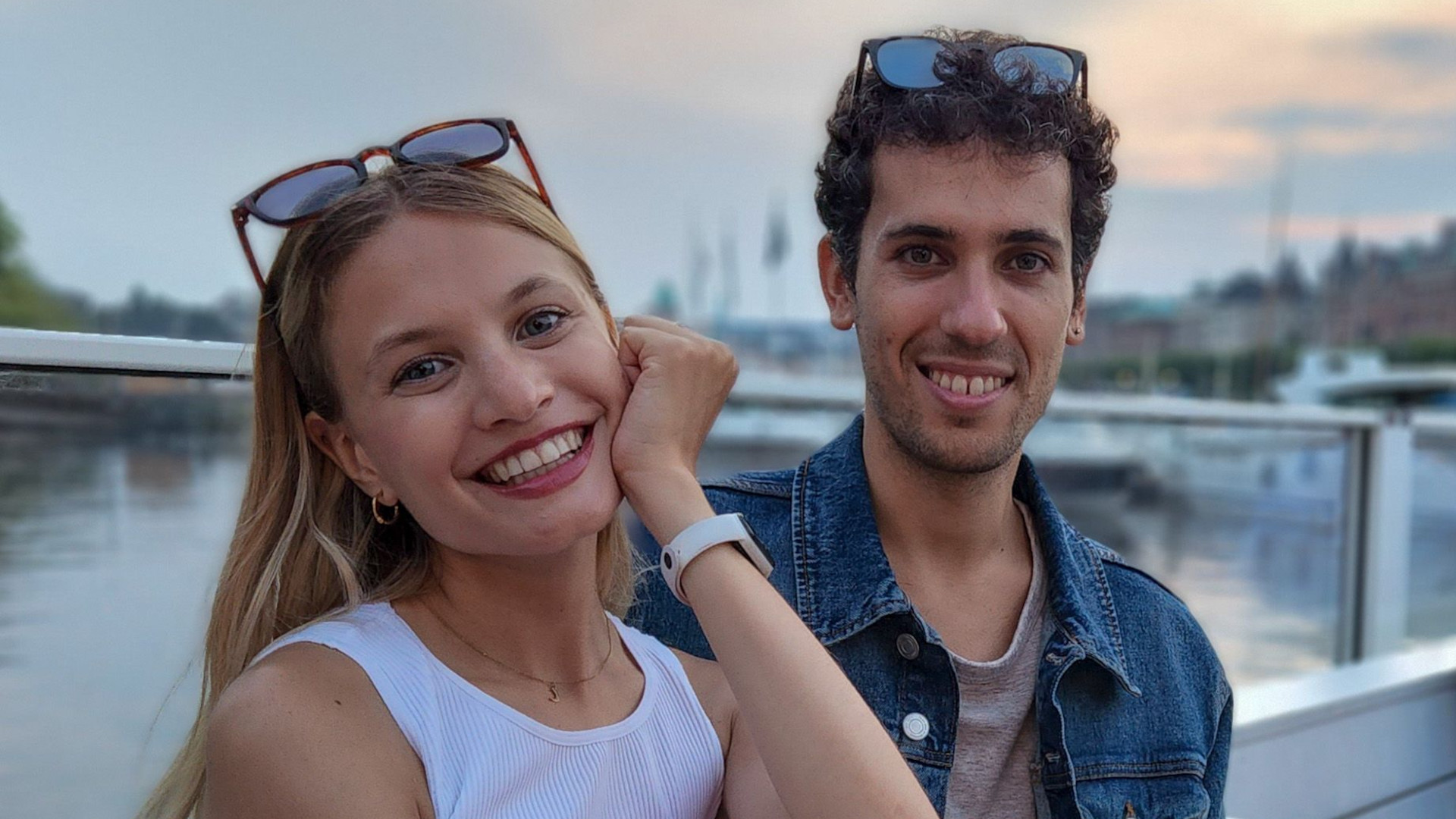 Valentín viajó a Suecia y consiguió trabajo como Motion Designer. Más tarde llegó su novia y a las pocas semanas consiguió un trabajo para su carrera.