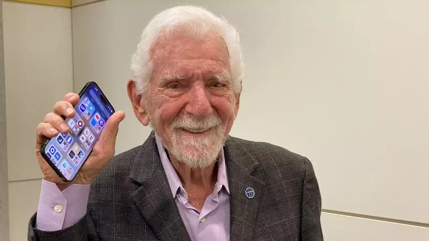 Cooper con un celular hoy