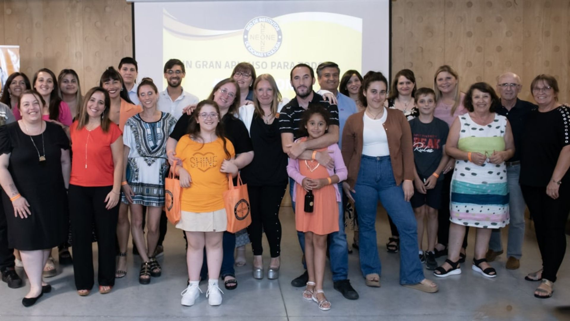 El Instituto NEONE ofrece tres proyectos de franquicia: Neone Full; neón en línea; y Neone se compromete