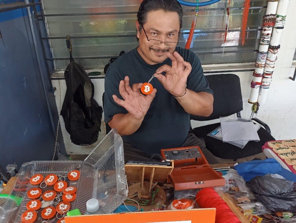 miembros de la comunidad de Berlín en El Salvador adoptando bitcoin