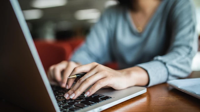 Te capacitan para que tengas el mejor trabajo y les pagas solo si consigues un buen trabajo: cómo y dónde apuntarte