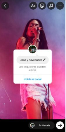 Una pantalla de móvil, está a punto de publicarse una historia que contiene el sticker de promoción del canal de Instagram