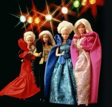 Barbies con los trajes diseñados por Óscar de la Renta en 1984