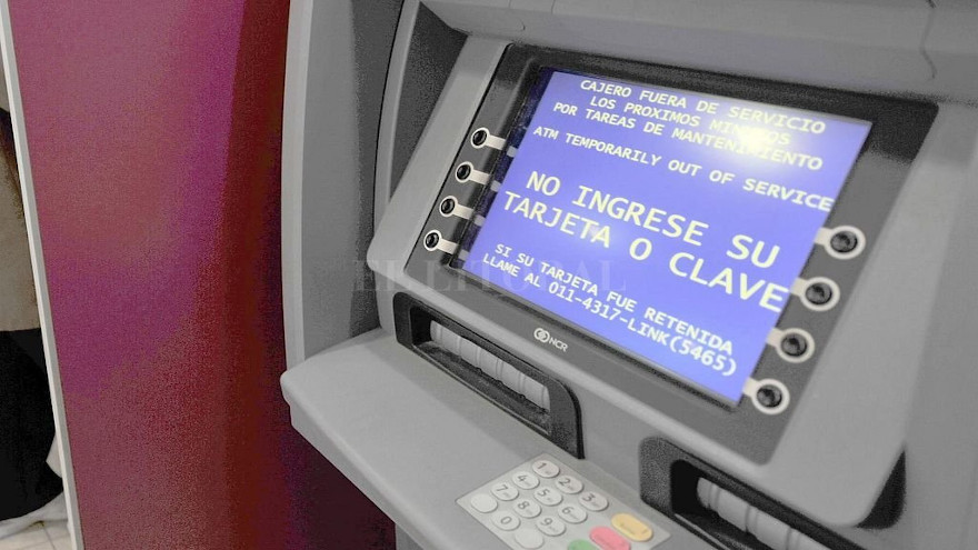 Especialistas recomiendan no usar cajeros automáticos fuera del horario bancario y tener cuidado si el equipo tiene daños visibles