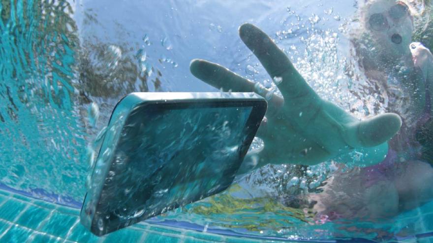 El terror de todo usuario de celular: caer al agua