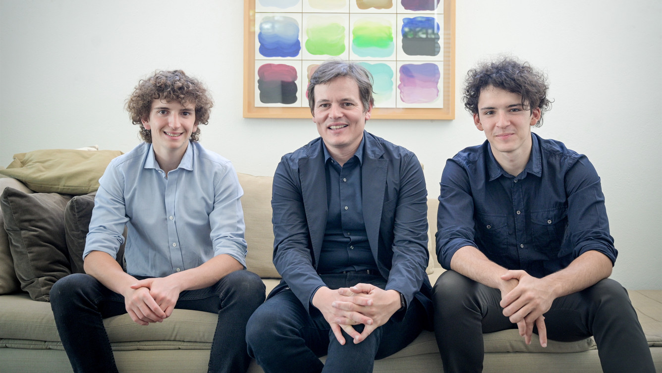 Hay equipo: Manuel Migoya (izq) junto a su hermano Facundo y Matías Loizaga, cofundadores de Enigma.art