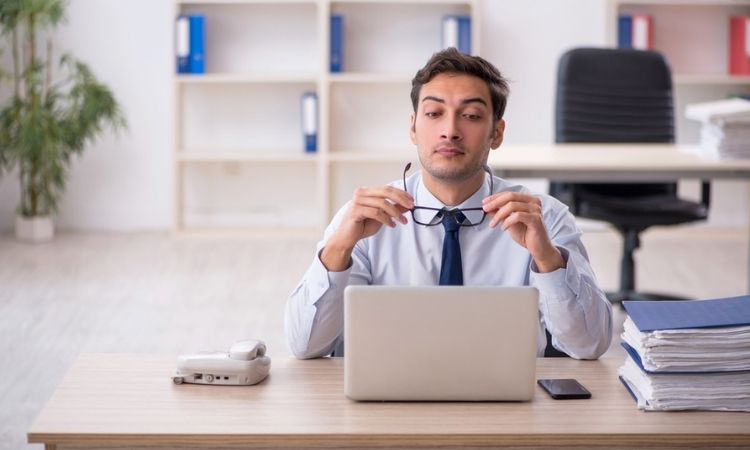hombre leyendo email marketing en la oficina