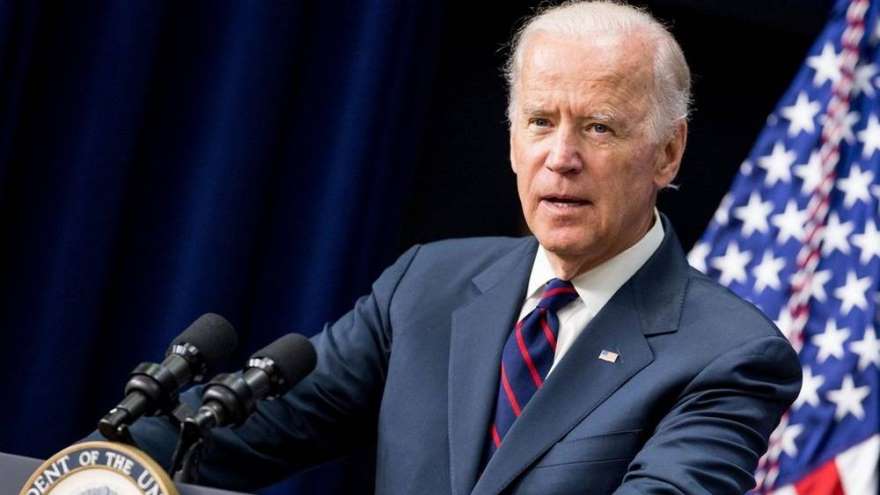 Joe Biden se mostró con una taza