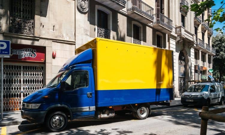 Imagen de una furgoneta de reparto en una calle de la ciudad de Barcelona