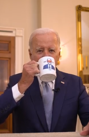 Biden se mostró con una taza que contiene un símbolo representativo del ecosistema bitcoin