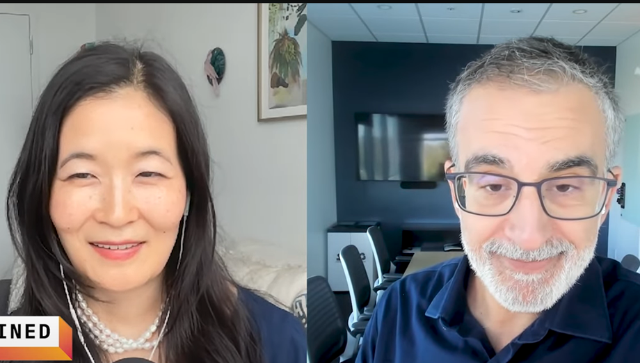 José Fernández da Ponte, vicepresidente senior de criptomonedas de PayPal, junto a la periodista Laura Shin.