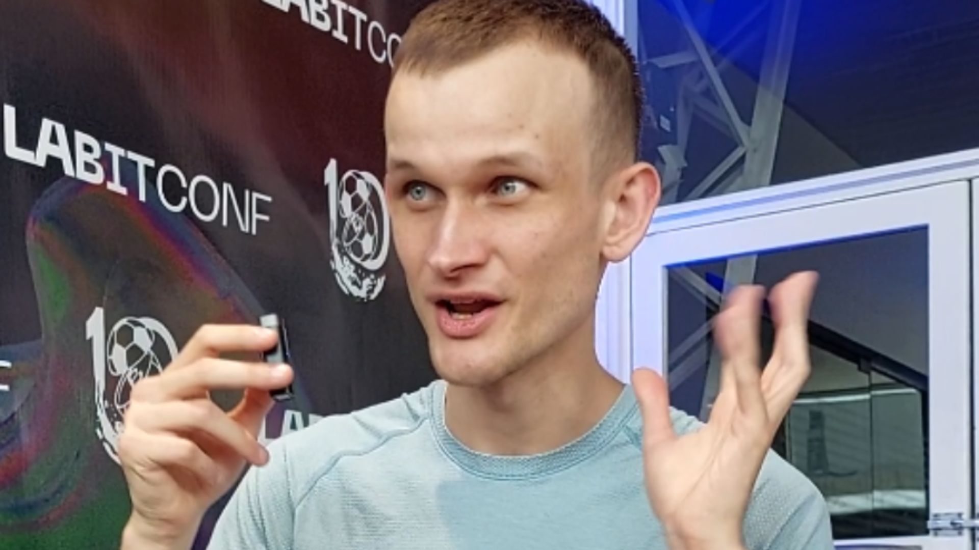 Vitalik podría haber enviado algo más que ethers: una señal de apoyo a Coinbase ante la denuncia de la SEC