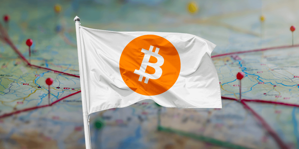 Bandera de bitcoin junto a ciudadelas.
