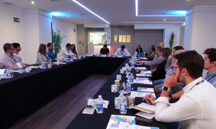 Mesa de participantes en el Desayuno de Sesiones M4C en colaboración con Channable