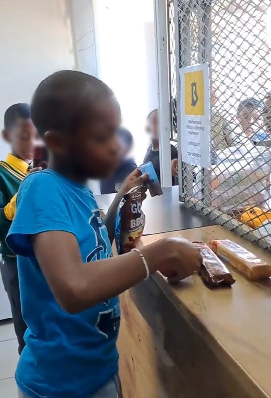 niño africano pagando golosinas con bitcoin