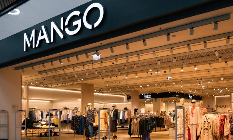 Interior de una tienda de la marca de moda Mango