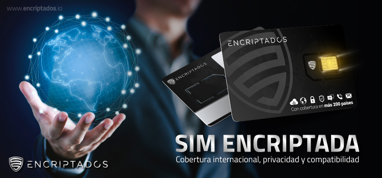 El globo terráqueo en la mano de un hombre con las tarjetas SIM cifradas al lado.