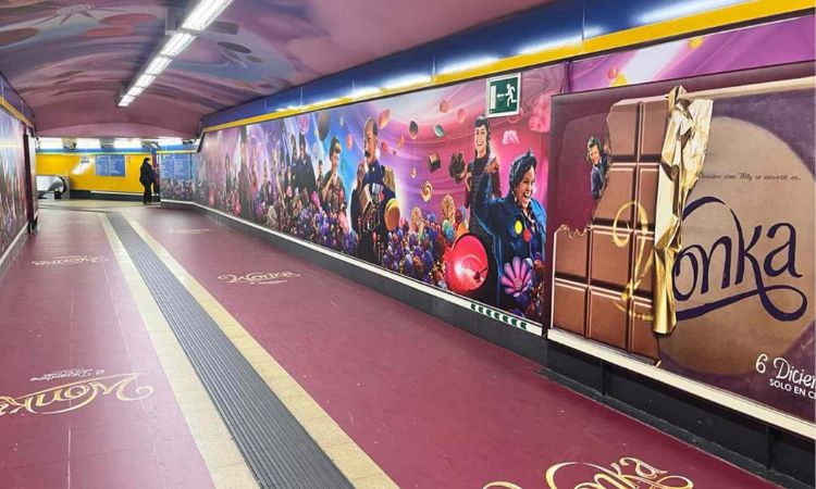 Estación de metro de Callao (Madrid) con la campaña de marketing de Wonka