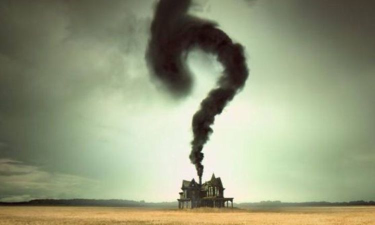 Mansión en medio del campo como portada de American Horror Story: Roanoke