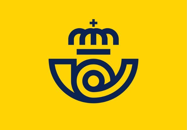 Imagen corporativa de Correos.  Su símbolo (la gaita con la corona) se ve en azul oscuro sobre un fondo amarillo.