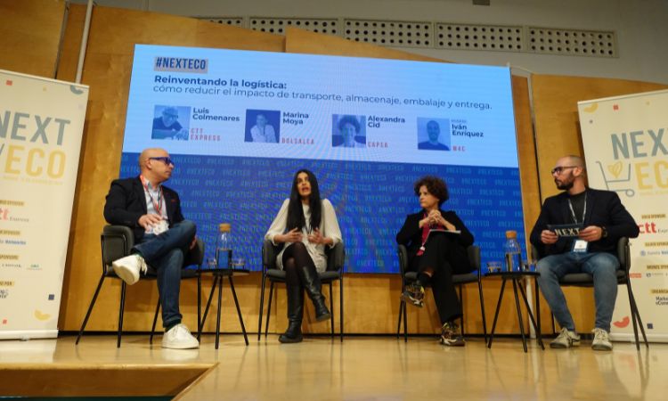 Fotografía en la que se ve al público frente al escenario del NEXT Eco, sobre el que están, de izquierda a derecha: Luis Colmenares, Responsable de Trade Marketing de CTT Express, Marina Moya, CEO de Bolsalea, Alexandra Cid, Marketing Manager de Capsa, y Iván Enríquez, CRO de Marketing4eCommerce y moderador de la ponencia.