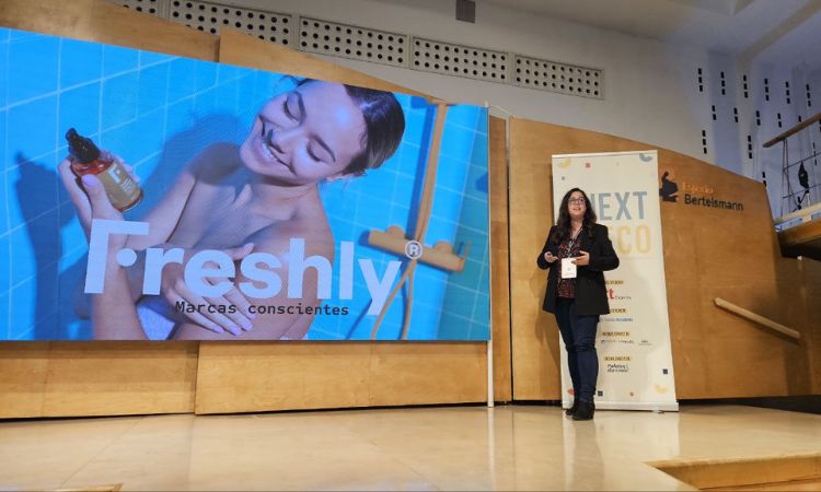 Eva Barrio de Freshly Cosmetics dando una ponencia en el Next Eco de Marketing4eCommerce