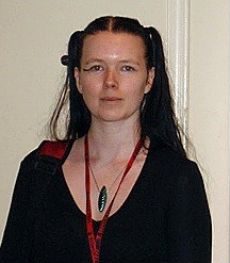 Fotografía de Raven Adler, una de las mujeres hackers más relevantes
